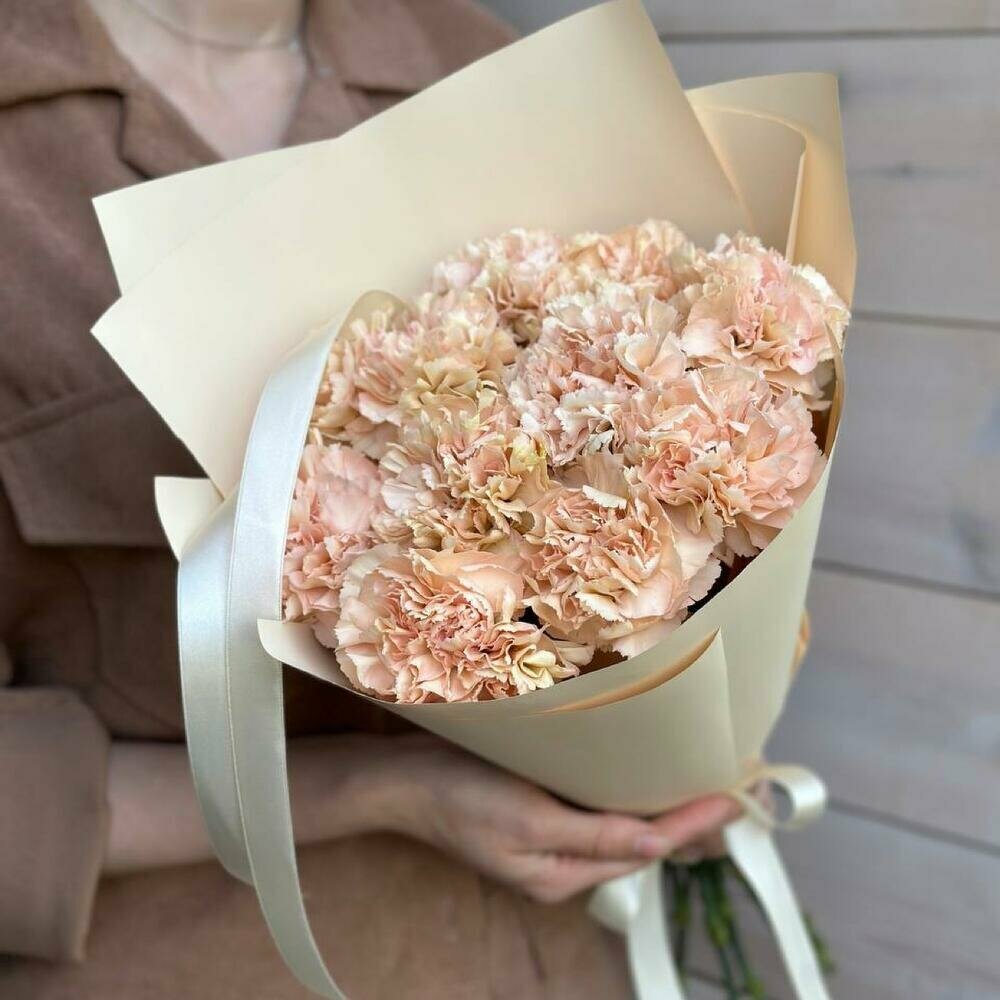 Букетик из 11 гвоздик диантусов в бежевом кремовом цвете монобукет в упаковке