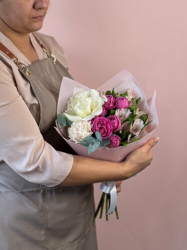 Изображение товара Букет "Комплимент", с кустовой розой, французской розой, гвоздикой и альстромериями