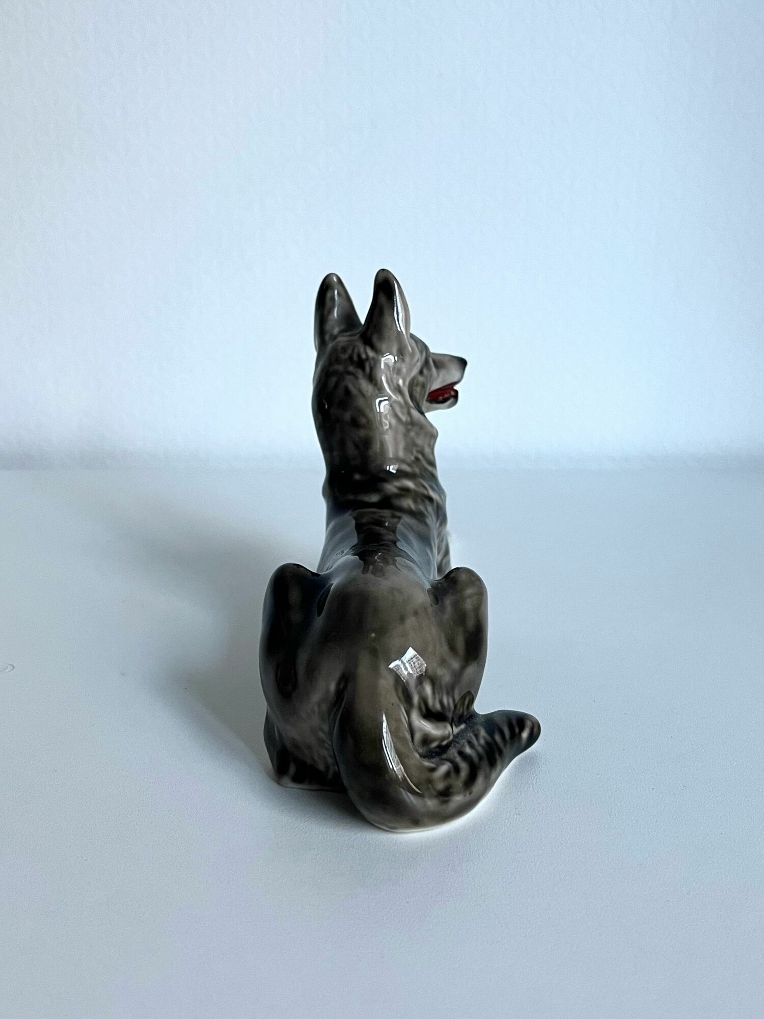 Статуэтка "Овчарка" Фарфор. ЛФЗ. СССР. Длина 23 см. Клеймо — фото 1