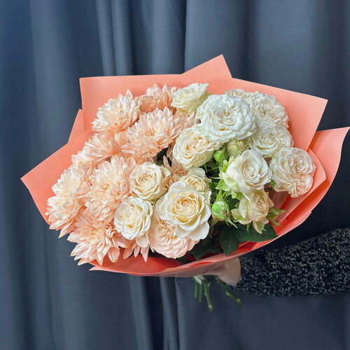 Изображение товара Букет живых цветов Персиковые розы и хризантемы в букете «Софи»