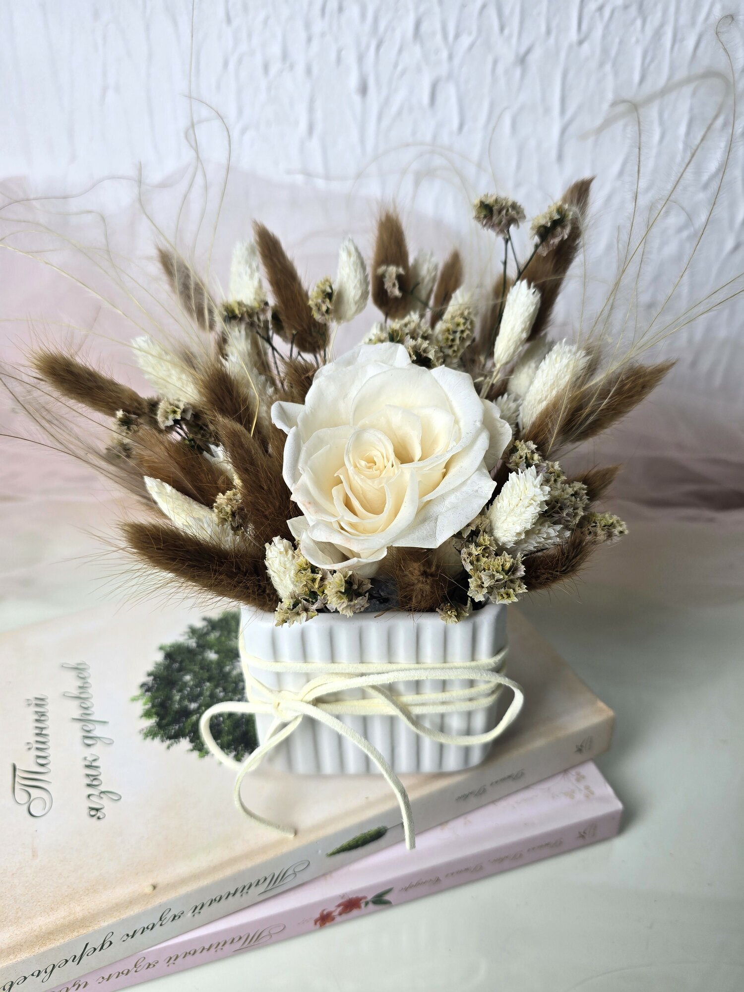 Интерьерный букет в кашпо из сухоцветов и стабилизированной розы "Бежевый шепот" с доставкой / букет сухоцветов