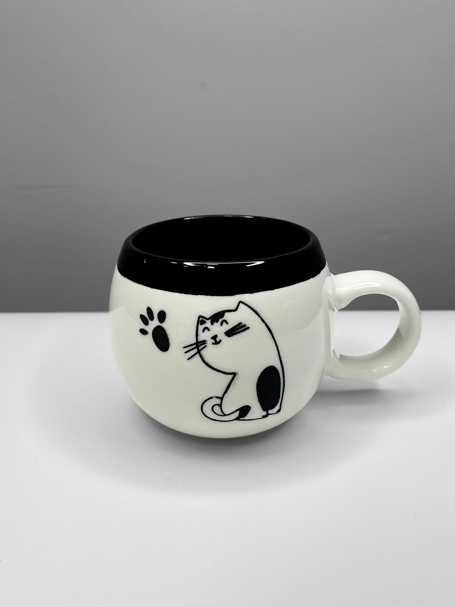 Кружка фарфоровая "Кошачья Котовасия" 320 мл, круглая, рельефный принт, с котиком, белая - 1 шт
