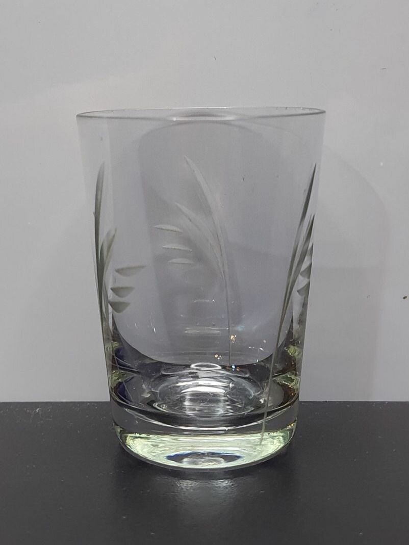 Стопка с цветочным орнаментом, цветное дымчатое стекло, резьба, 70 мл, винтаж СССР, 70е