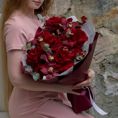 Изображение товара Букет живых цветов Flor-Pro Flowers из красных роз и бордовых орхидей "Каберне" в дизайнерской упаковке