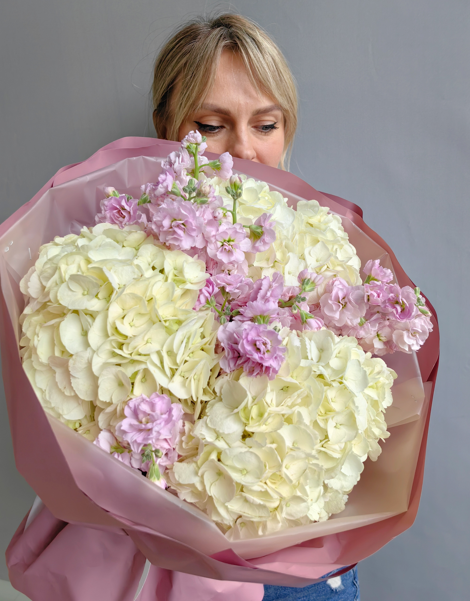 Сборный букет «Нежные чувства» с гортензией и маттиолой в стильной упаковке