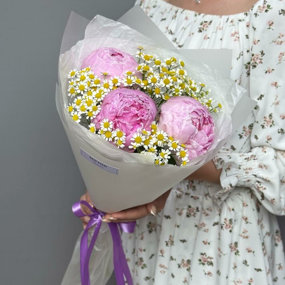 Нежный букет-комплимент с пионами сорта "Сара Бернар" и ромашками в матовой упаковке