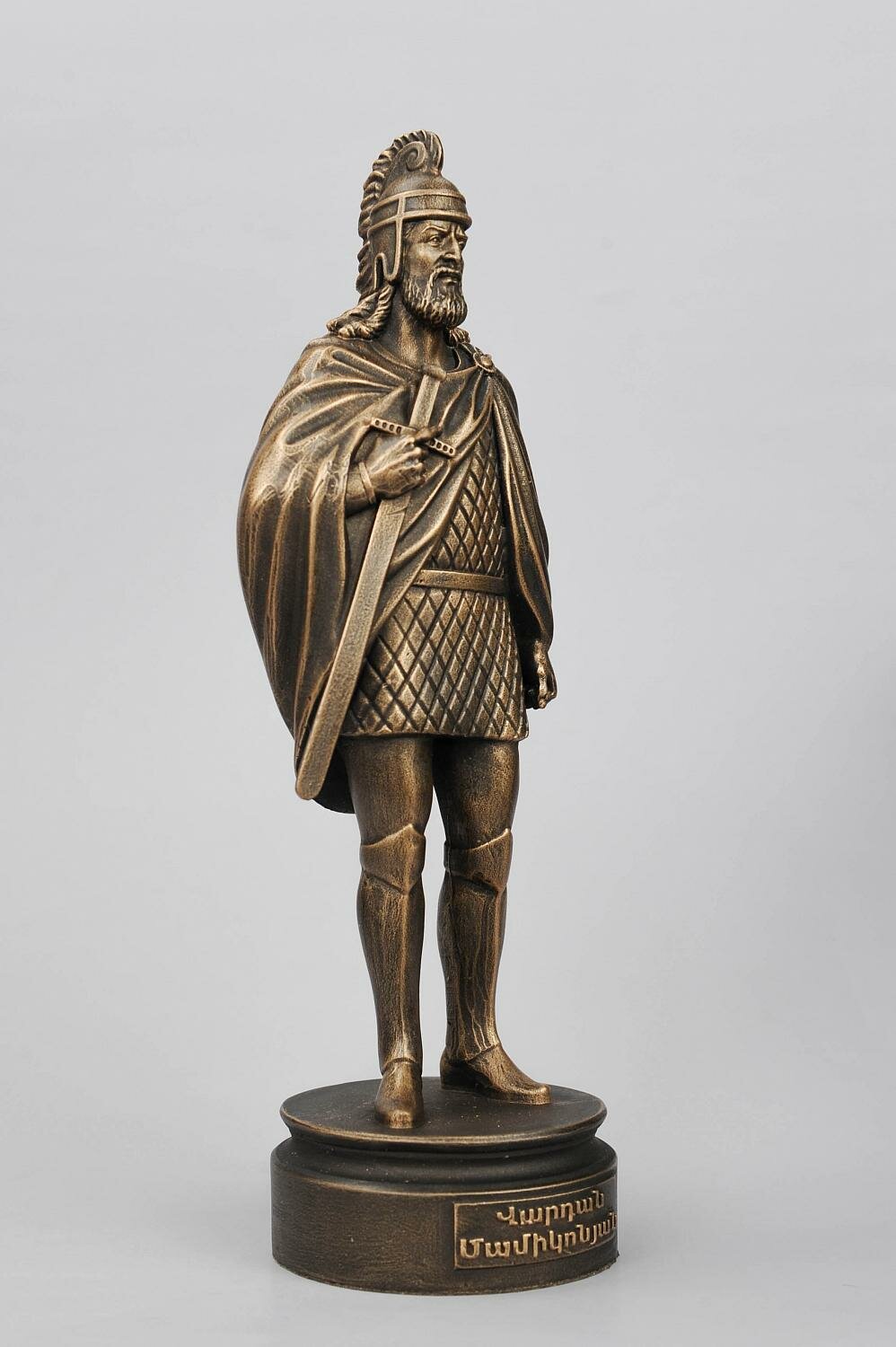 Интерьерная статуэтка Вардан Мамиконян, высота 19см, литьевой мрамор, цвет патина бронза — фото 1
