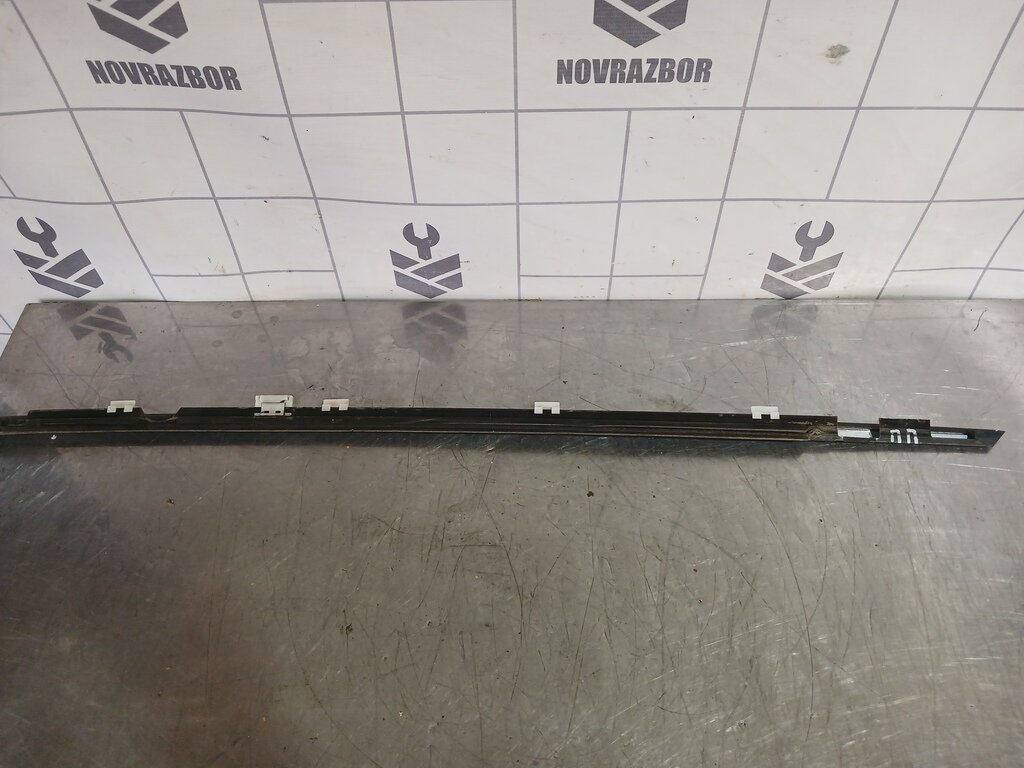 Молдинг стекла Mazda 323 BA 94-98