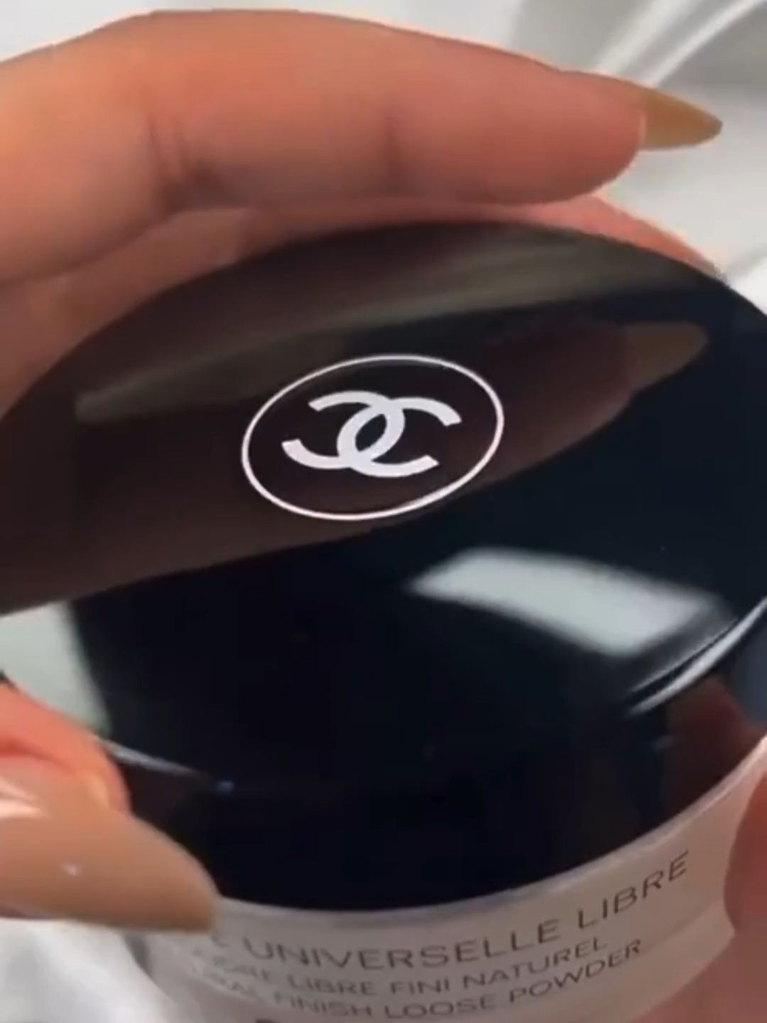 Рассыпчатая пудра Chanel, тон20, ультратонкая шелковистая текстура, бежевая