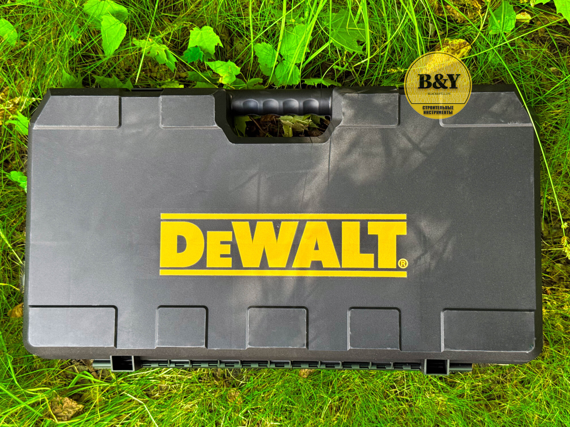 Аккумуляторный смазочный шприц-пистолет DeWALT DCGG571NK в кейсе