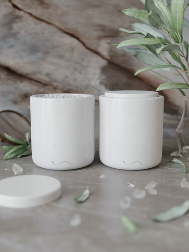 Изображение товара Набор для ванной Astrid 09 (подставки для ватных палочек и дисков с крышками, 9x10 см, 2 шт), бетон, белый глянцевый