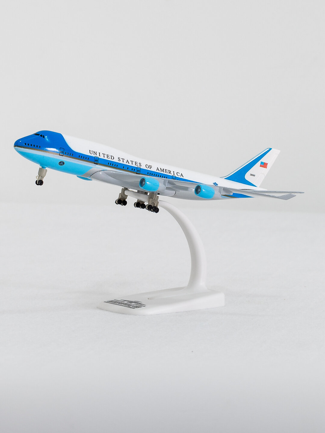 Коллекционная модель самолёта Boeing VC-25A борт №1 Президента США, в ливрее правительства США. Длина 20 см. Металл + пластик. Шасси есть. Можно использовать на подставке и на шасси. Не игрушка, 14+.