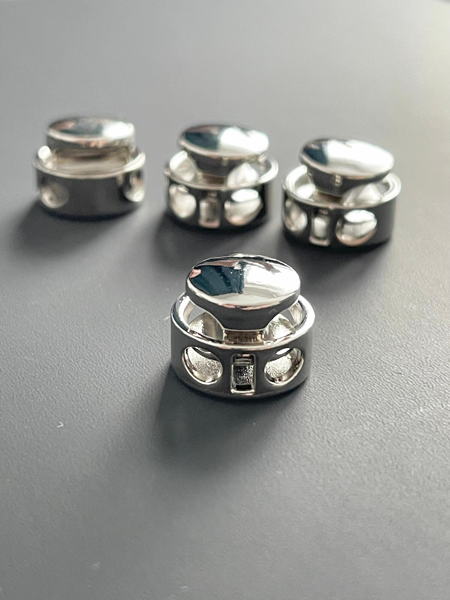 Фиксатор стопор для двух шнуров диаметром 3 мм, зажим круглый — фото 1