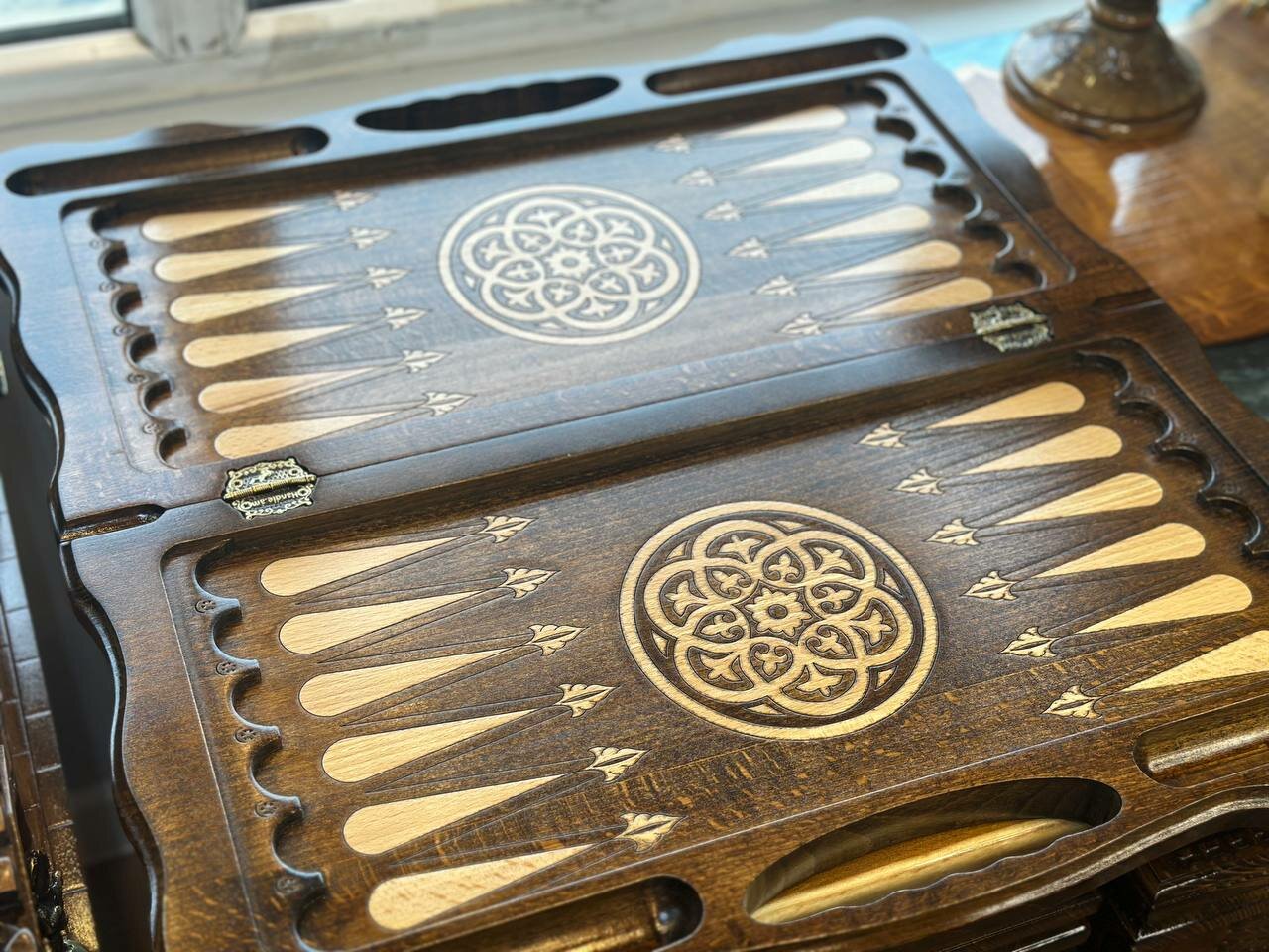 Резные нарды Handle "Лев в защите", ручная работа, дерево, складной механизм, темно-коричневые — фото 1