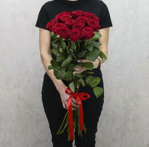 Изображение товара Живые цветы букет из красных роз 15 шт, 60 см, Букет красных роз Сорт Ред Наоми под ленту. Записка В подарок