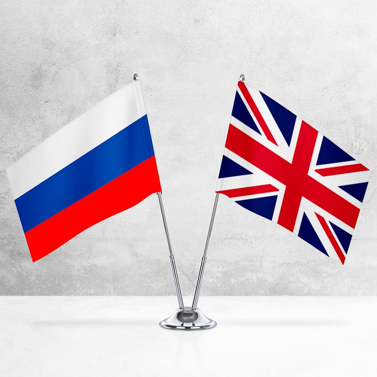 Настольные флаги России и Великобритании на металлической подставке под серебро