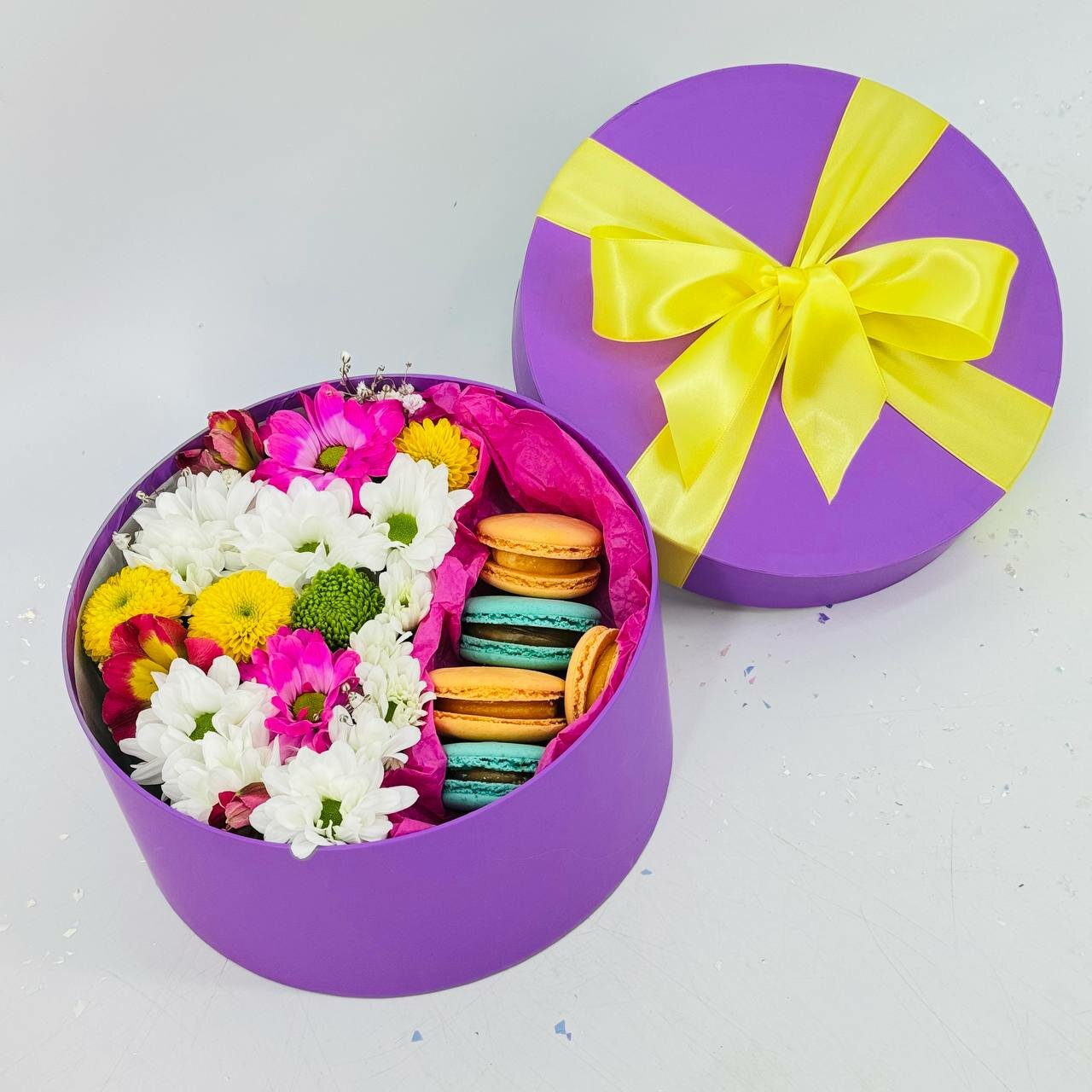 Цветы с пирожными макарон. Цветочная коробочка с хризантемами и альстромериями