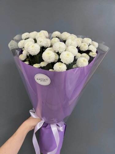 Изображение товара Букет из живых цветов от KATTY GARDEN из кустовой хризантемы в стильной упаковке. Записка В подарок