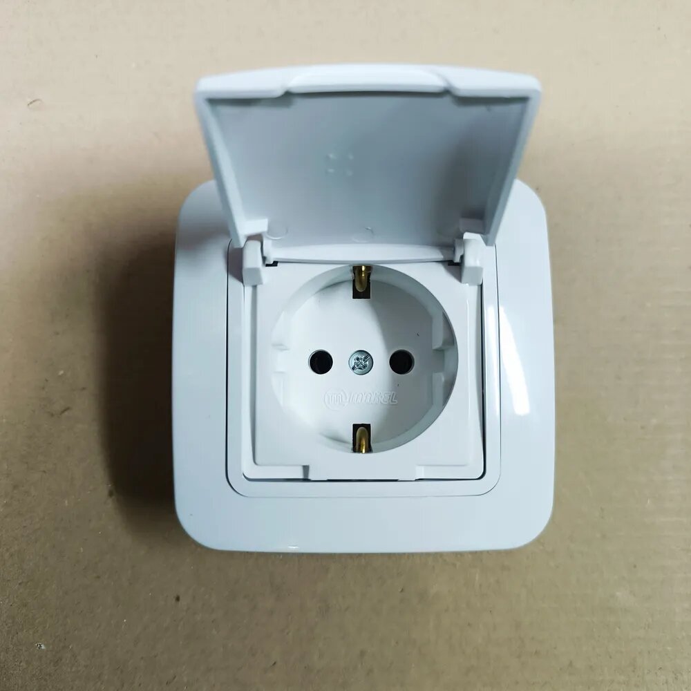 Розетка Makel 71029 Lillium с заземлением белая с крышкой без вставки бакелит