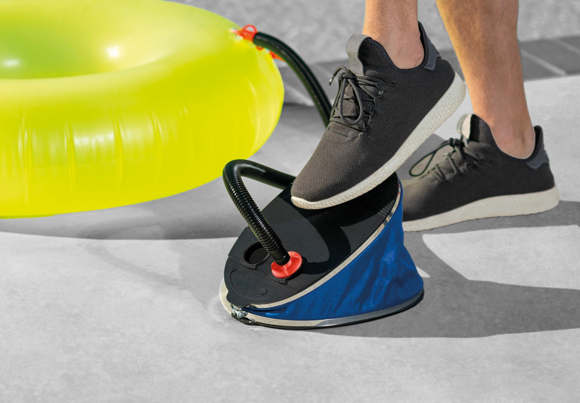 Ножной насос Intex 68610, для бассейна, надувной мебели, шланг с насадками, 5 литров, темно-синий — фото 1