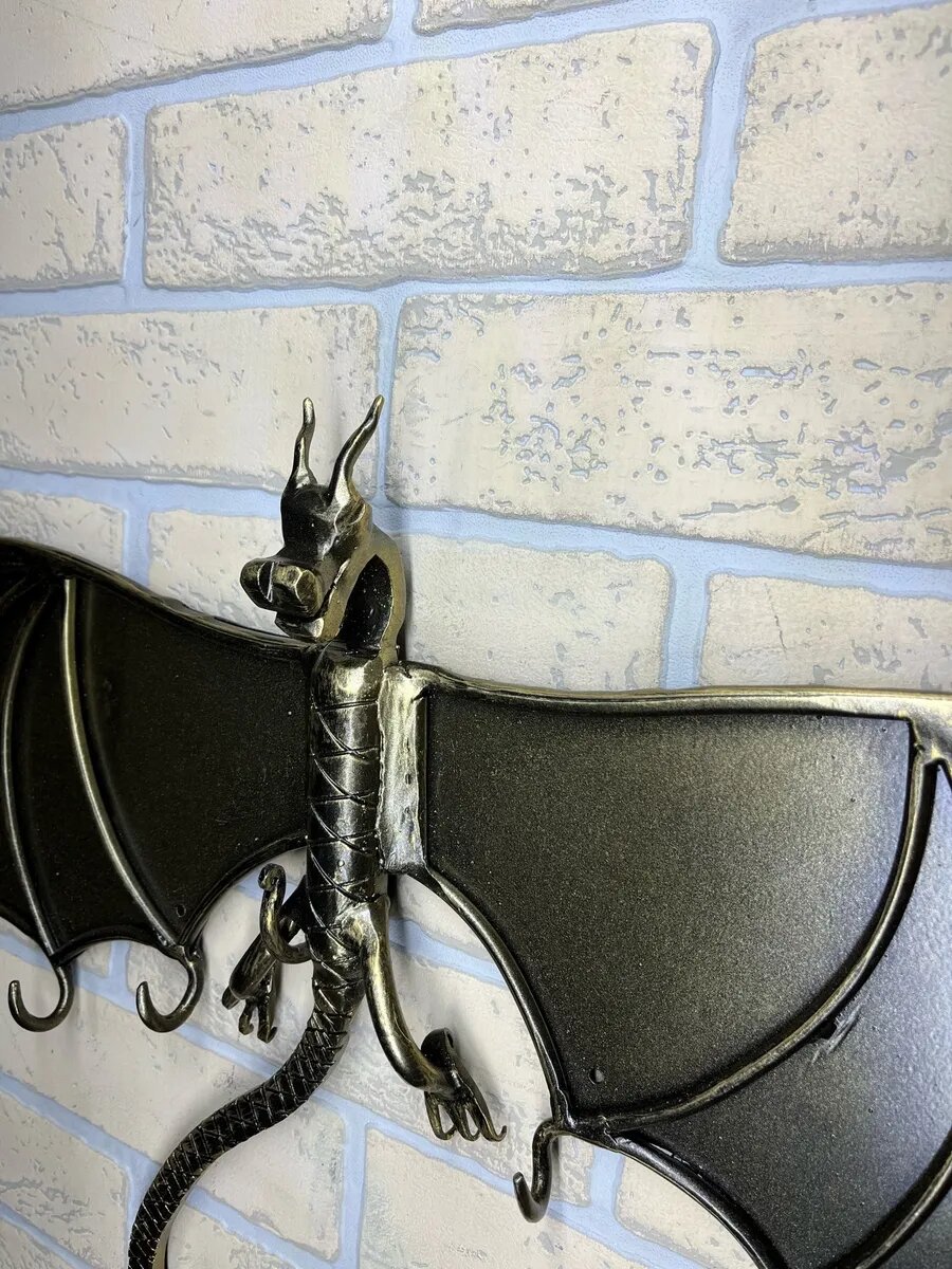 Вешалка настенная Кованый Дракон, Студия кованой мебели Нива, ручная работа, цвет черный/патина/золотистый — фото 1