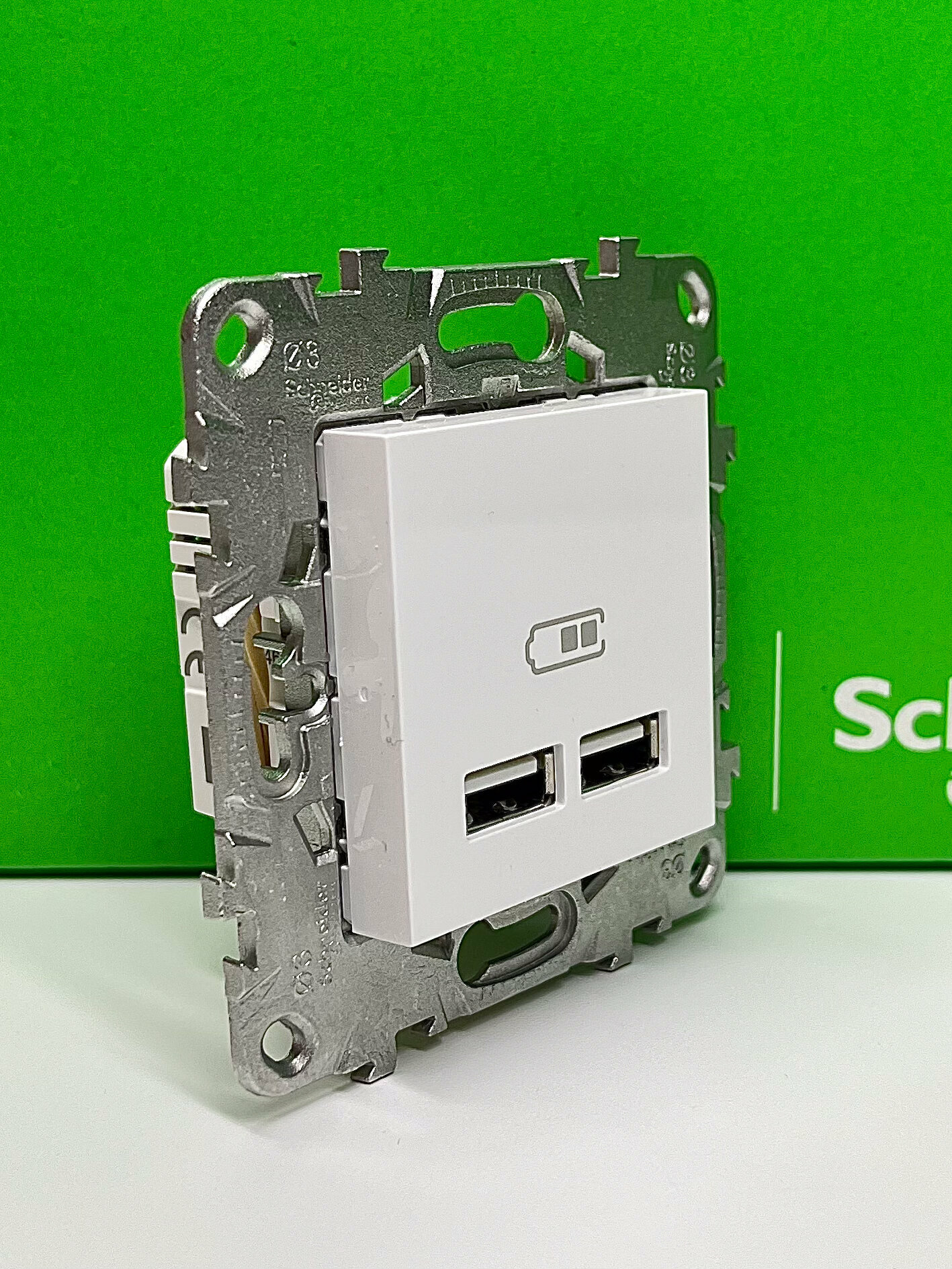 Зарядка USB двухместная тип А 5 В/2100мА SE Unica NEW белый NU541818