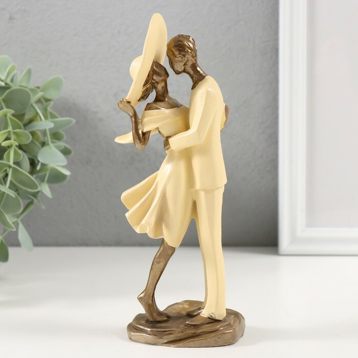 Фигурка полистоун «Пара в бежевом. Любовь» 7.5×5.5×19 см