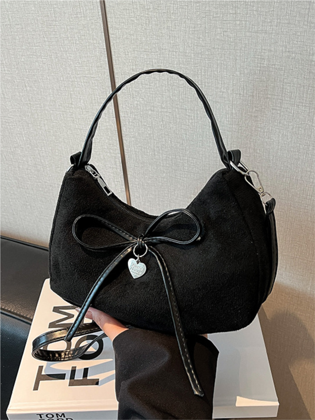 Сумка кросс-боди , фактура бархатистая, черная — фото 1