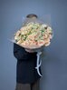FRESH FLORA Белая Симфония: букет из 20 кустовых роз и танацетума 5 шт – купить свежие цветы с доставкой в Москве
