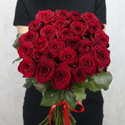 Букет живых цветов красные розы 25шт высота 70см сорт Ред Наоми