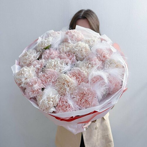 фото Букет из 51 диантуса mix с перьями cream&pink с доставкой до двери flowersgo