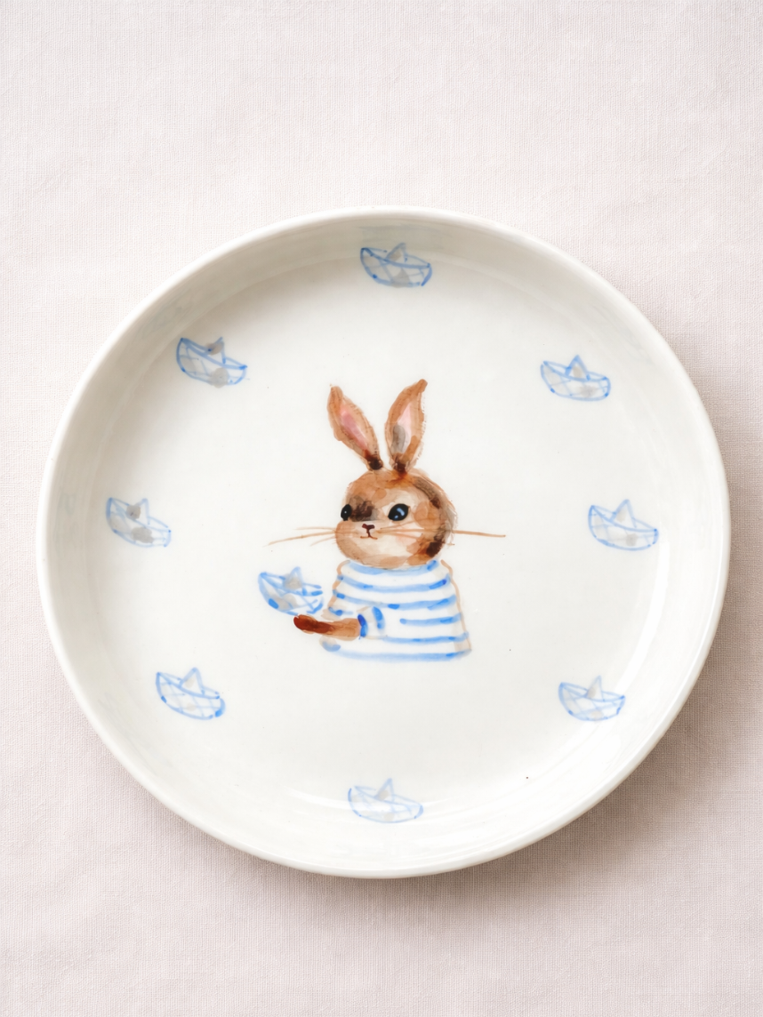 Тарелка ручной работы с бортиком Зайка с бумажными корабликами, белая, фарфор, 16 см