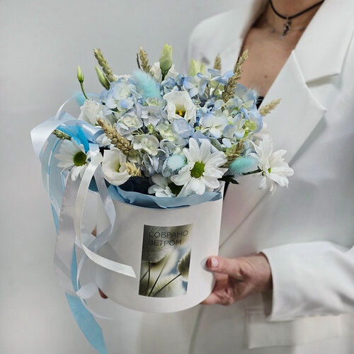 Изображение товара Композиция в коробке Талисман Флора "Голубые Сны", гортензии, хризантемы, эустомы, пшеница