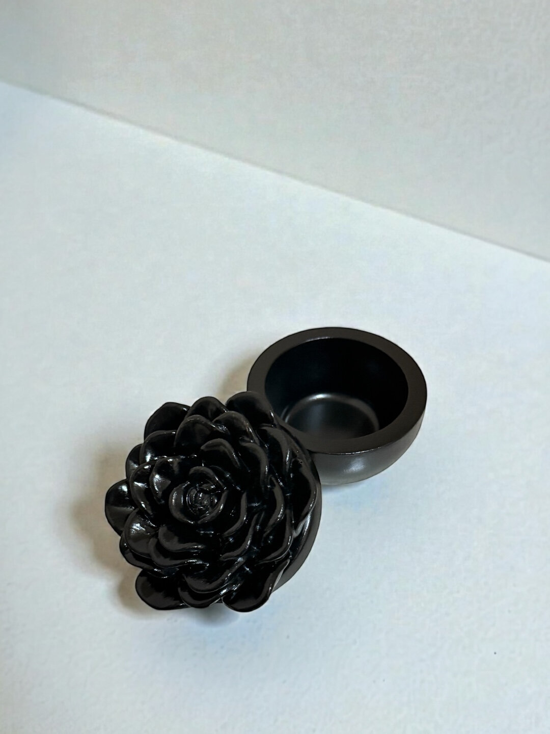 Шкатулка декоративная "Пион", ручная работа, гипсовая, акриловый лак, черная — фото 1