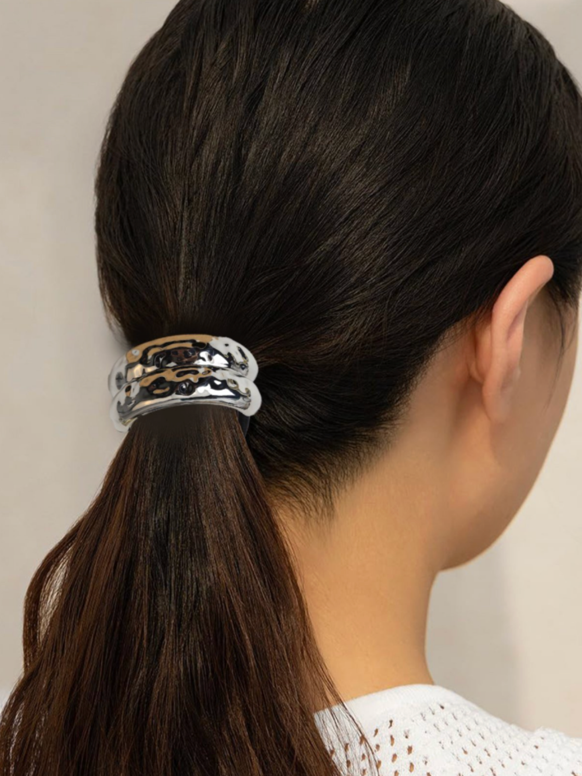 Резинка для волос, серебряного цвета, с металлическим украшением