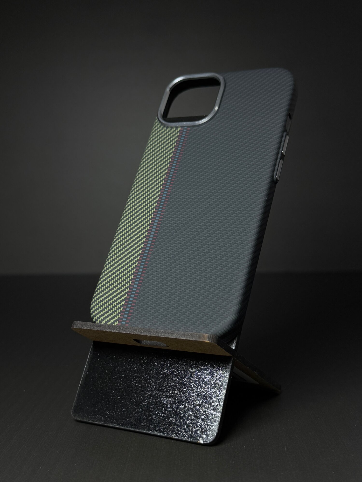 Чехол на Айфон 15 с МагСейф из Кевлара / Case iPhone 15 с MagSafe Kevlar LUXO Life+, черно-желый, с полосой, карбоновый