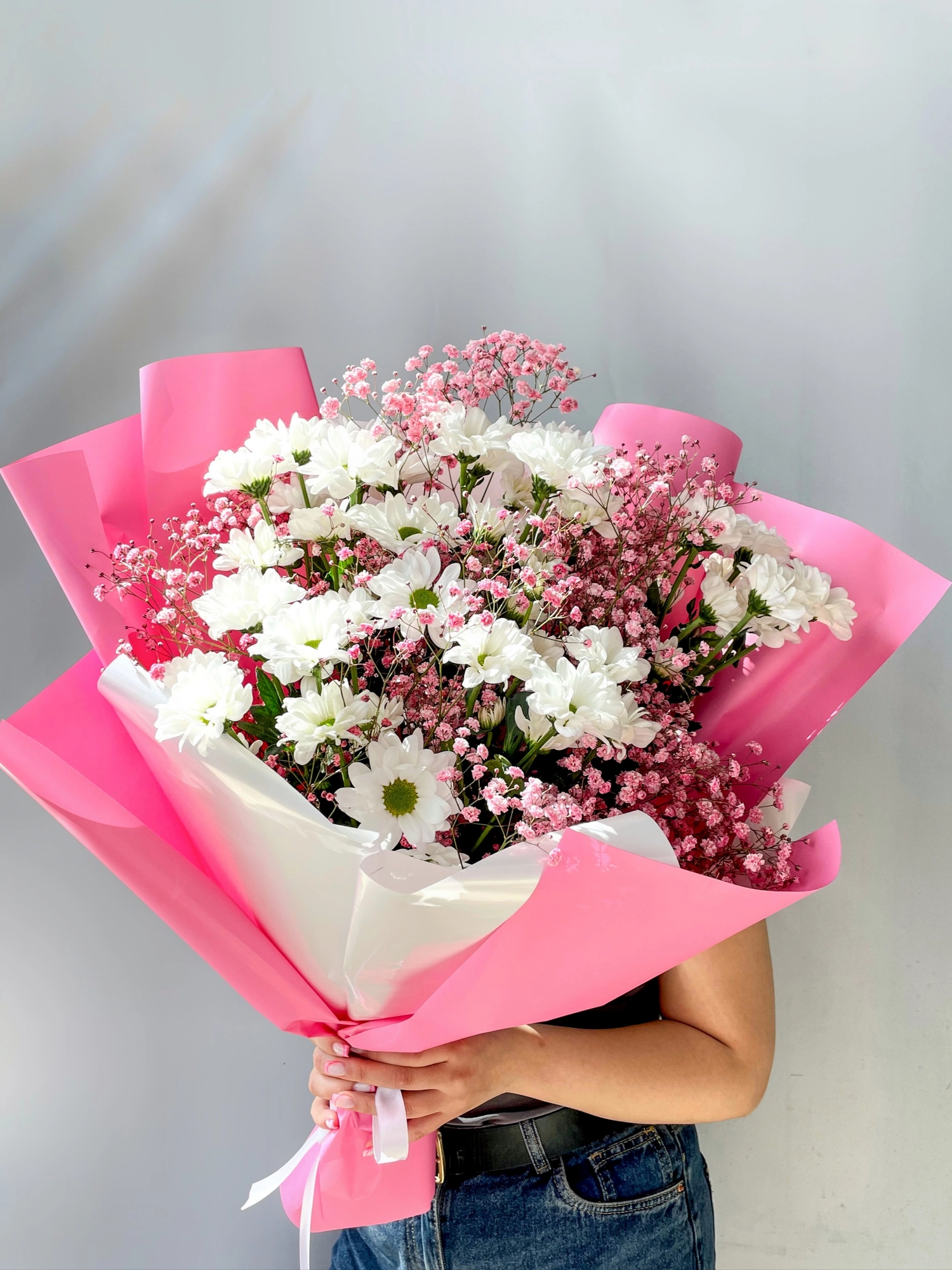 Сборный букет с кустовой хризантемой и гипсофилой в стильном оформлении