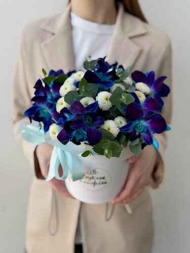 Изображение товара Композиция "Синие Орхидеи" с эвкалиптом и хризантемами, в шляпной коробке