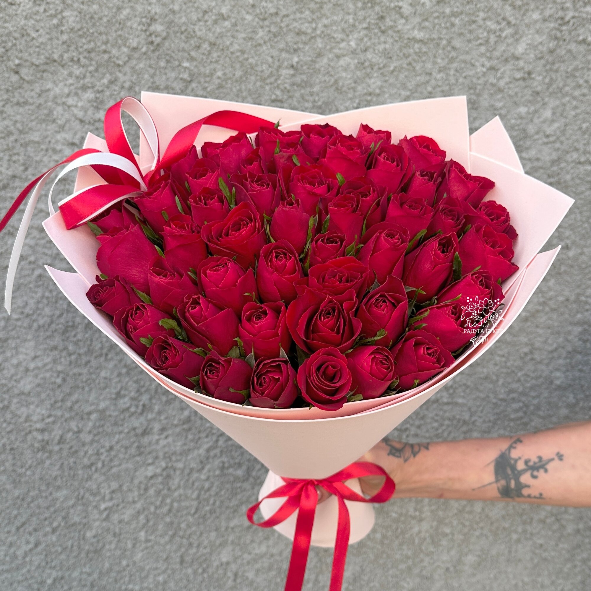 Букет из 51 красной розы 40см в упаковке с лентами / Арт.154847 / Радуга Букет