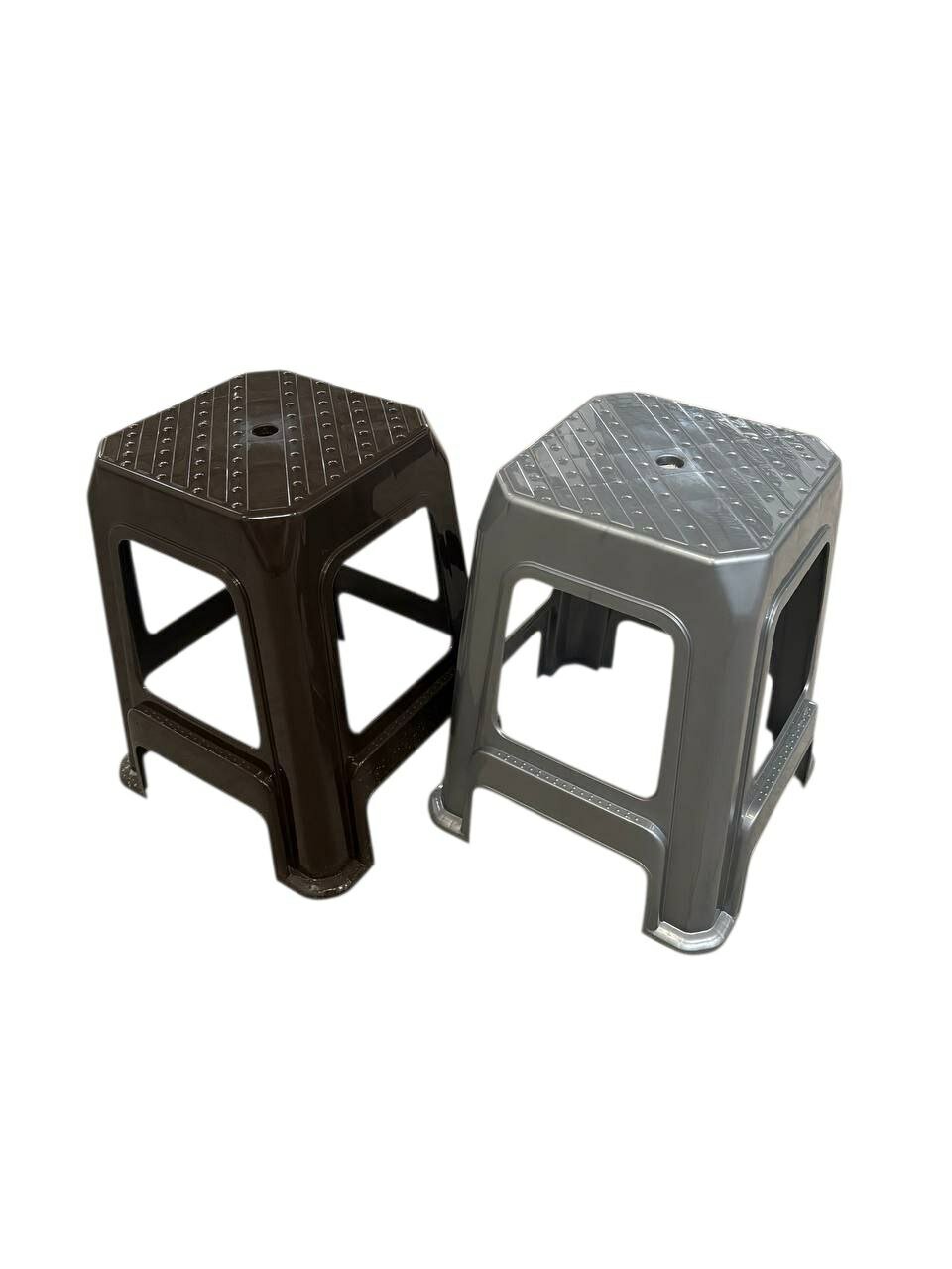 Прочные пластиковые табуретки с устойчивой конструкцией для дома, кухни, сада и дачи — фото 1