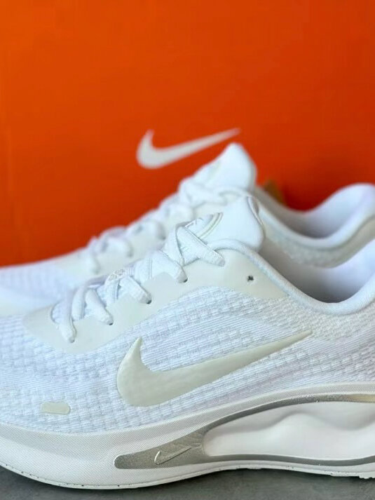 Кроссовки NIKE Journey Run, полнота B (US)/ на среднюю стопу, размер 40 EU, white — фото 1