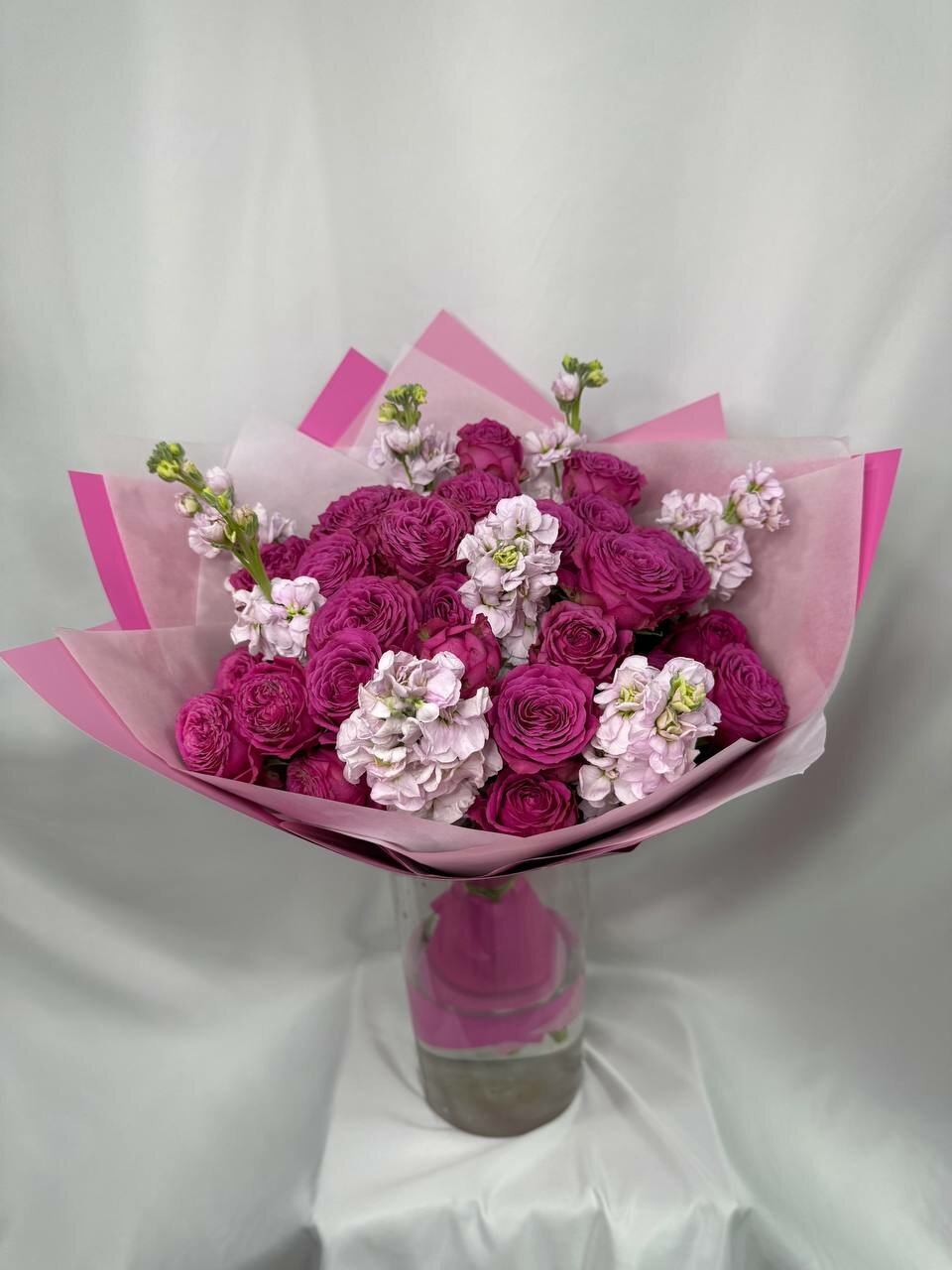 Ароматный Букет из 5 ярких розовых кустовых роз и маттиол - Шарик и открытка в подарок
