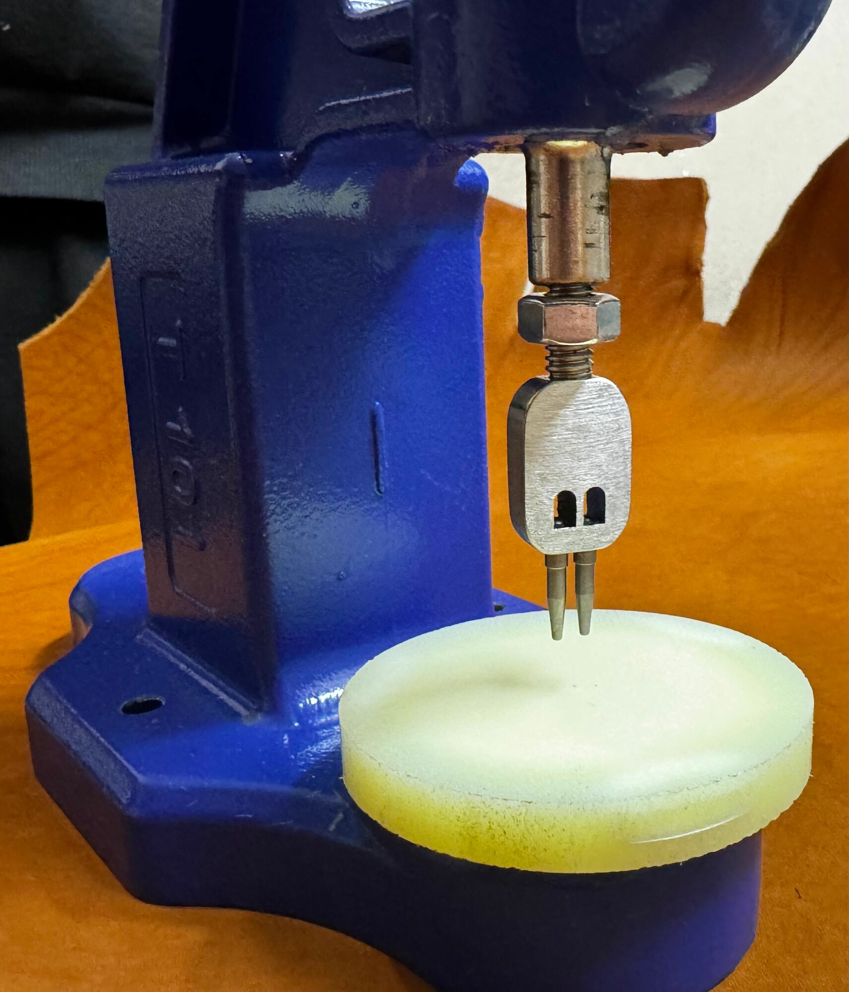 Пробойник для кожи строчный шаг 4 мм (2-х зубный) для установки в ручной пресс