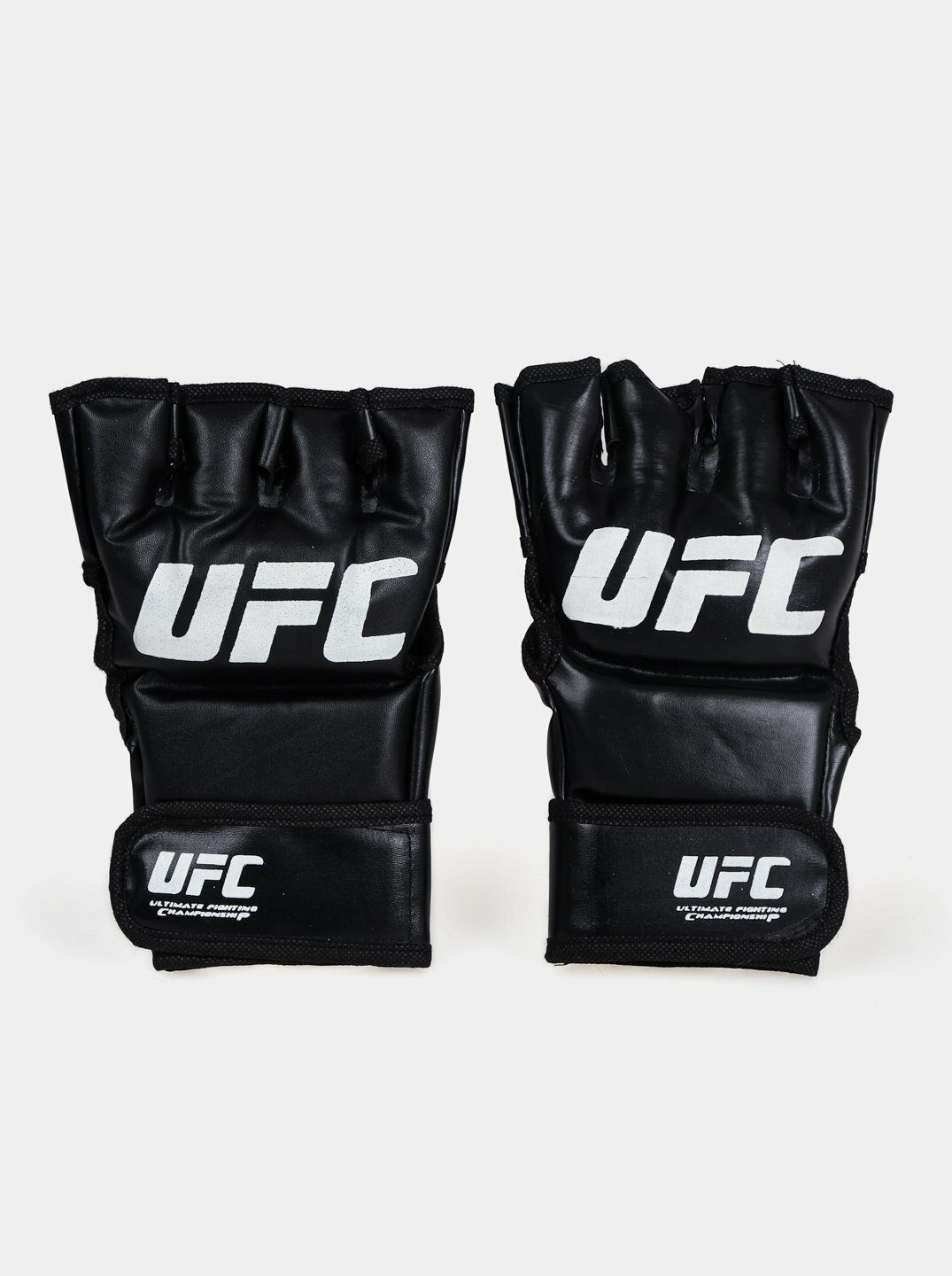 Правильный щиток для занятий смешанными единоборствами (ММА) должен быть черного цвета и хорошего качества.