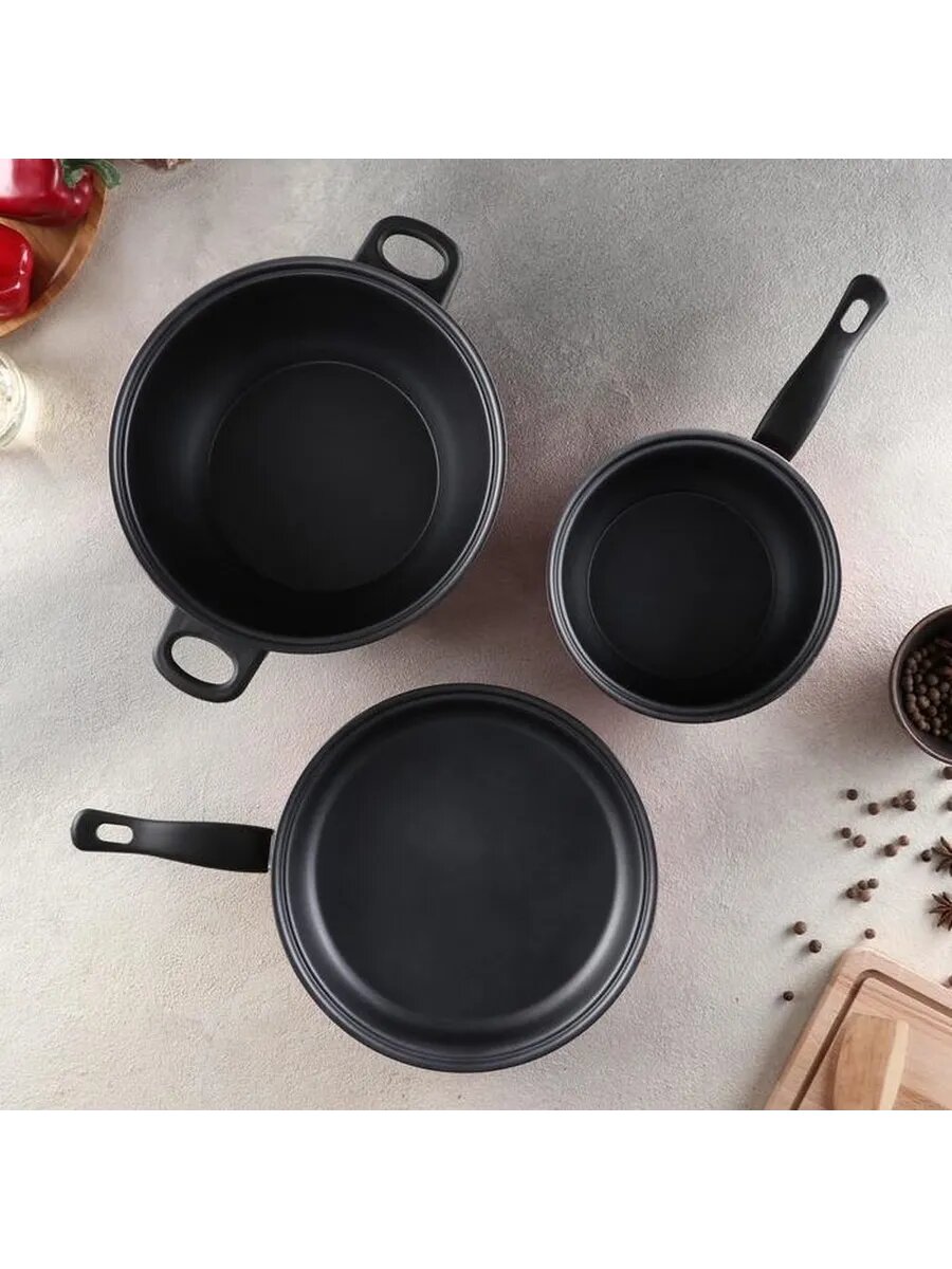 Комплект посуды из углеродистой стали бордового цвета