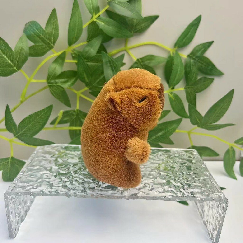 Игрушка-брелок Капибара 11 см с клубничной шляпой идеальна для детей и любителей животных