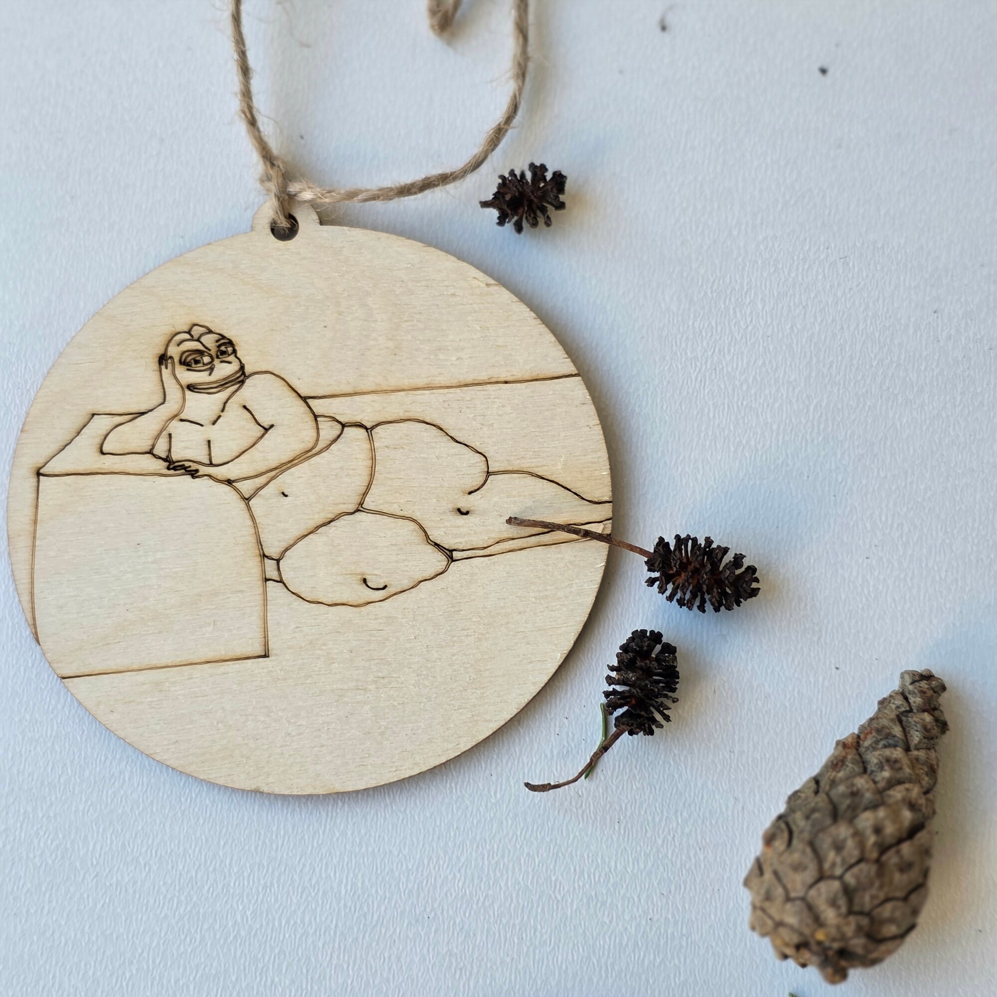 Деревянная ёлочная новогодняя игрушка прикол Пепе / Мем / Pepe