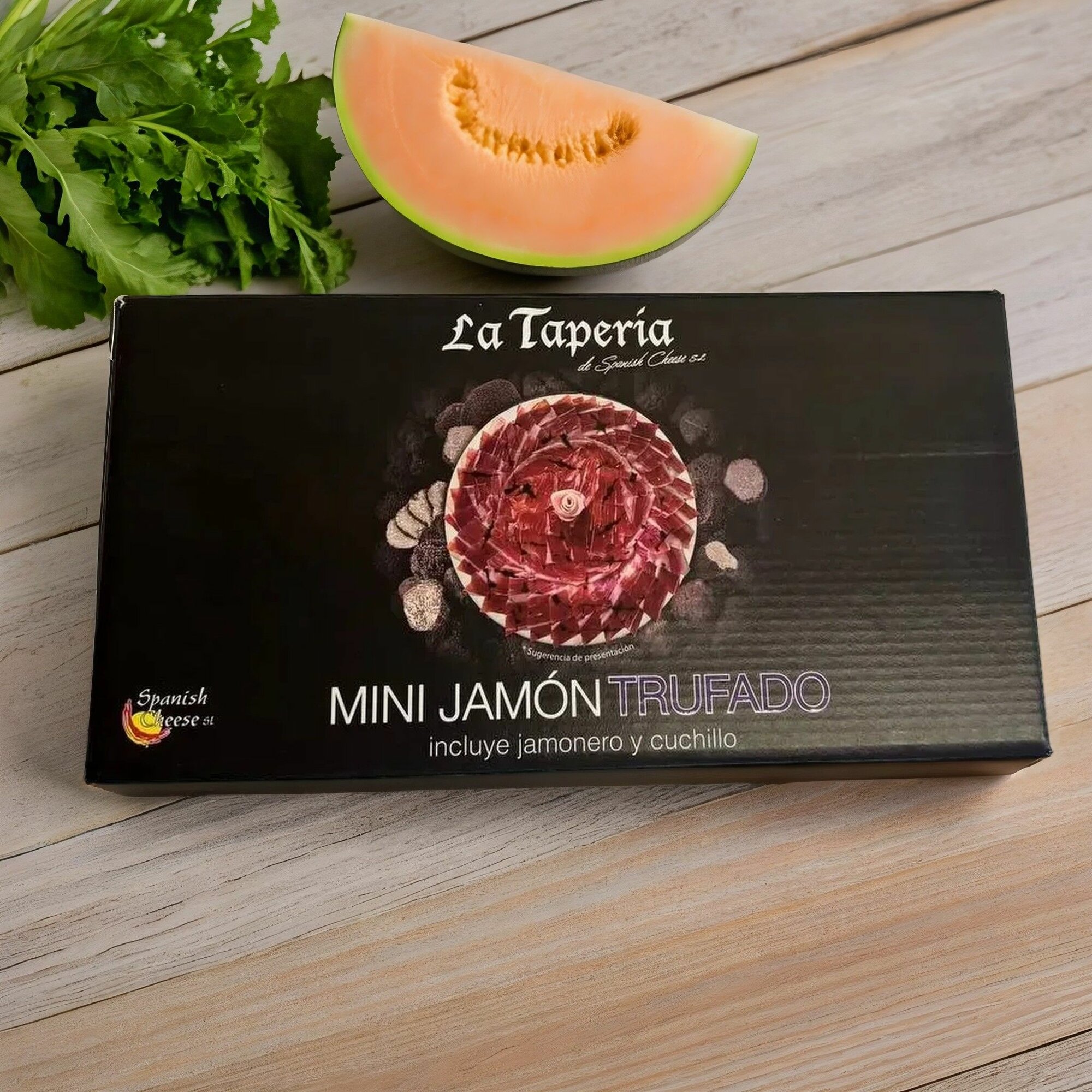 Хамон с трюфелем Серрано (La Taperia Trufado), подарочный набор с подставкой и ножом, 950 гр — фото 1