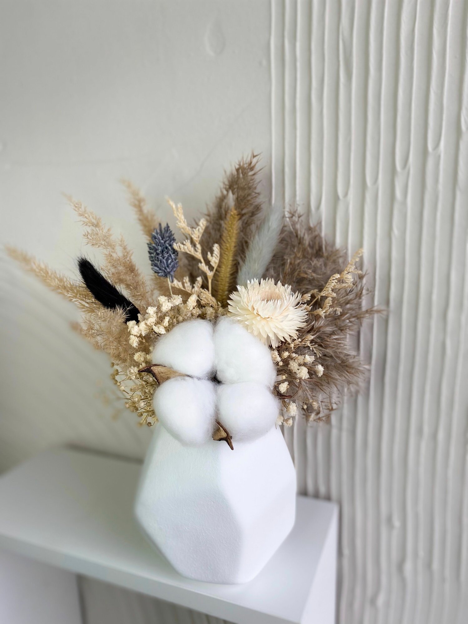 Букет из сухоцветов и хлопка, в вазе, 21 см.