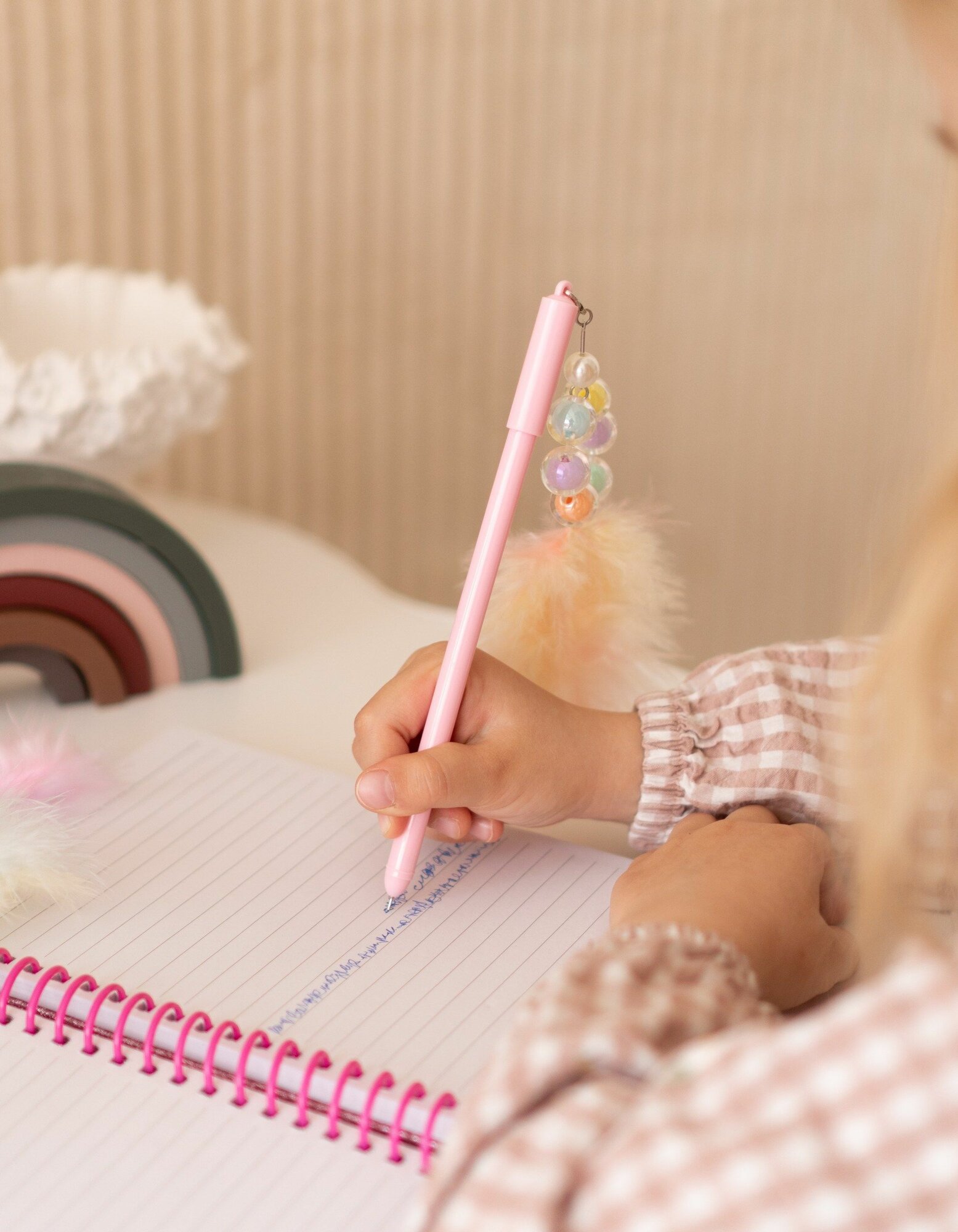 Ручка с перьями и бусинами